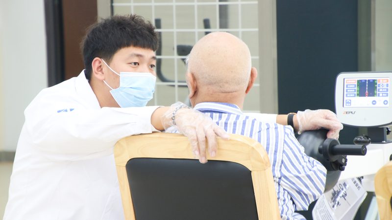 老人陪护人员需要具备哪些条件