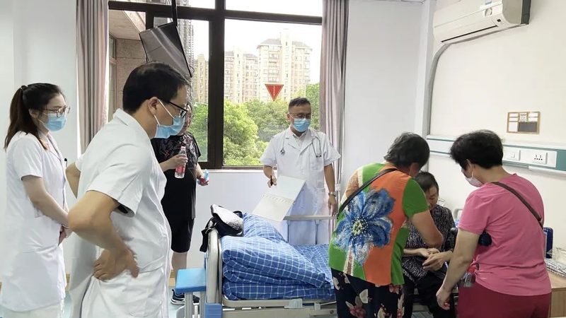 成都住家护工：揭秘价格背后的护理价值